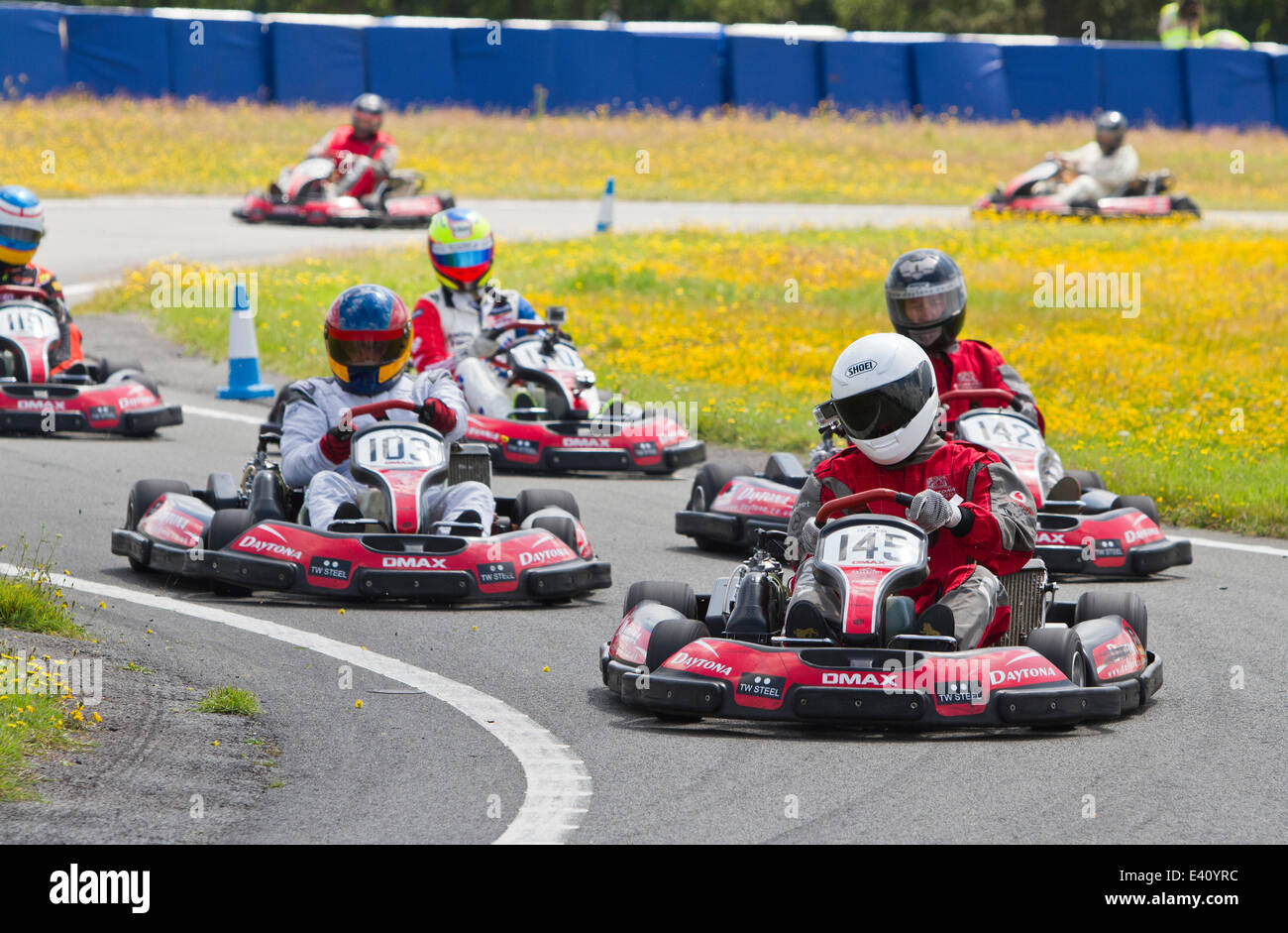 Go-Karting al Mercedes-Benz World presso il famoso circuito di Brooklands nel Surrey, la raccolta di fondi per l'Henry Surtees Foundation. Brooklands 01.07.2014 Theodore Liasi/Alamy Live News Foto Stock
