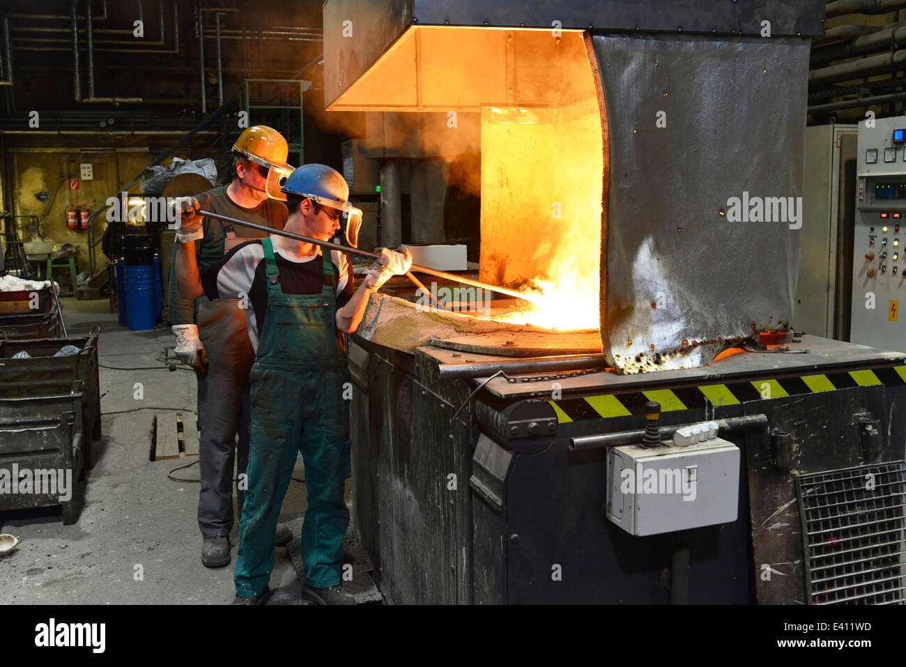 I lavoratori di una fonderia Foto Stock