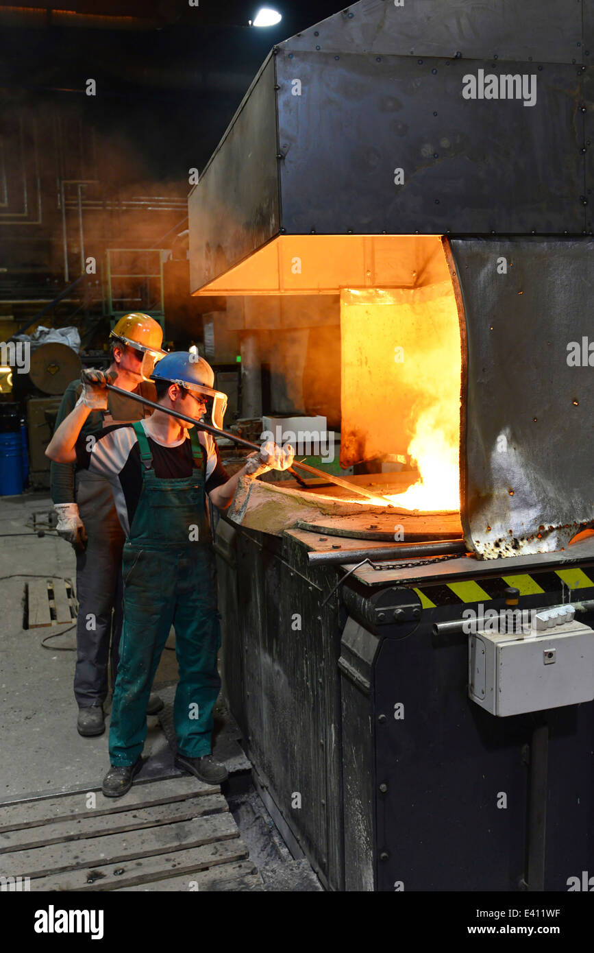 I lavoratori di una fonderia Foto Stock