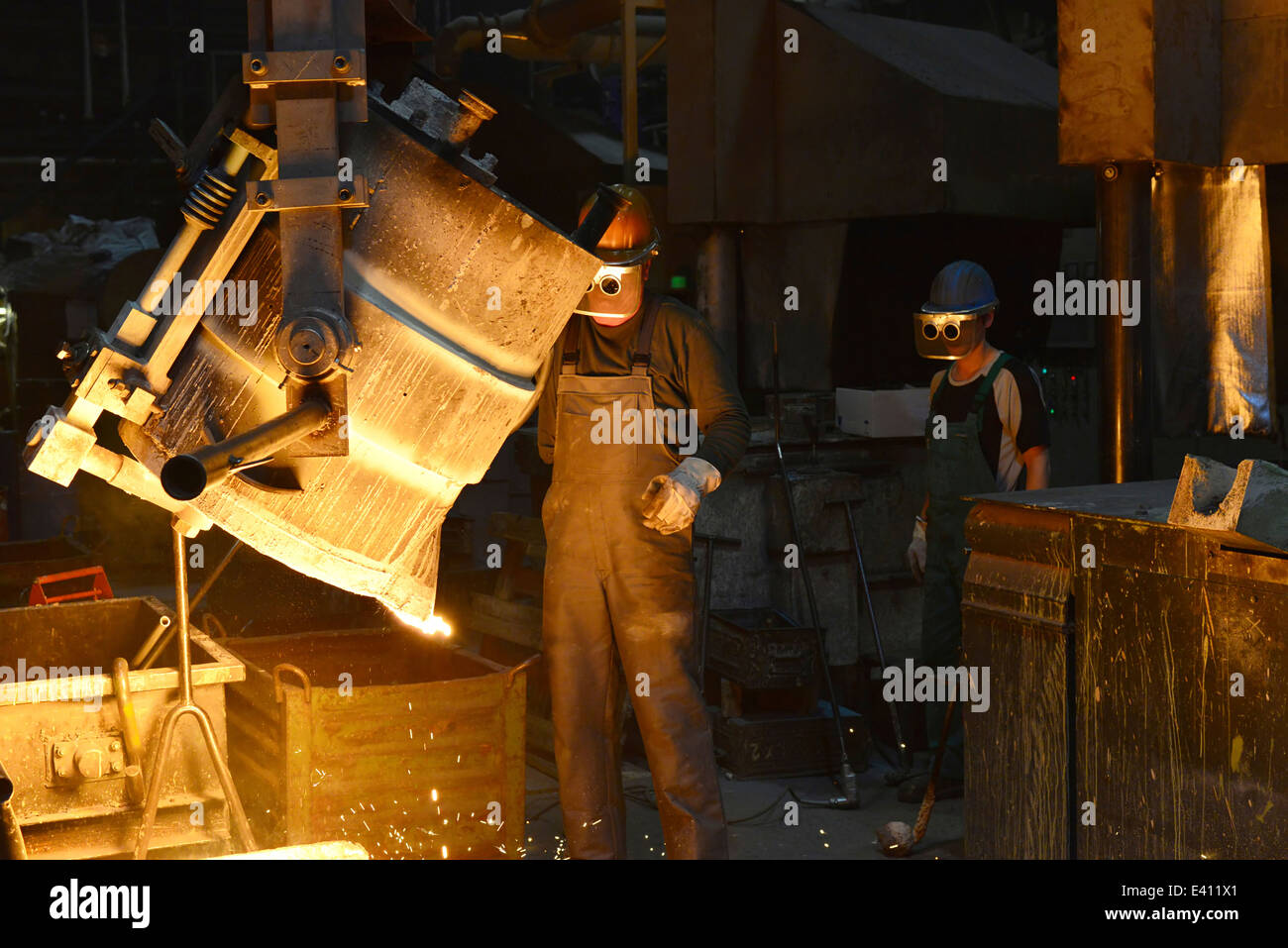 I lavoratori di una fonderia Foto Stock