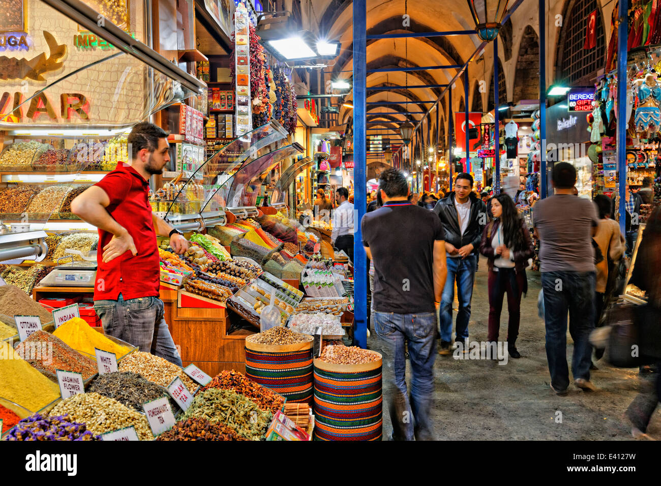 Turchia, Istanbul, Eminoenue e il Bazar delle Spezie Misir Carsisi Foto Stock