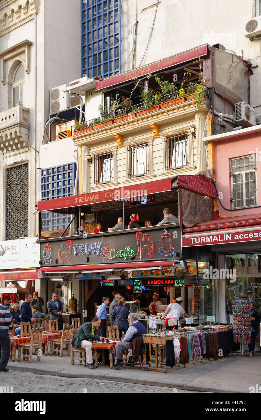 Turchia, Istanbul, Eminoenue, Outdoor Cafe Foto Stock
