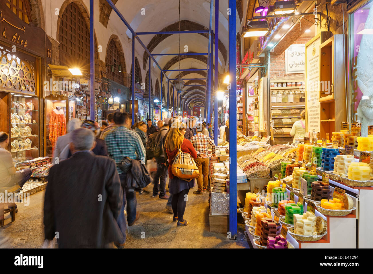 Turchia, Istanbul, Eminoenue e il Bazar delle Spezie Misir Carsisi Foto Stock