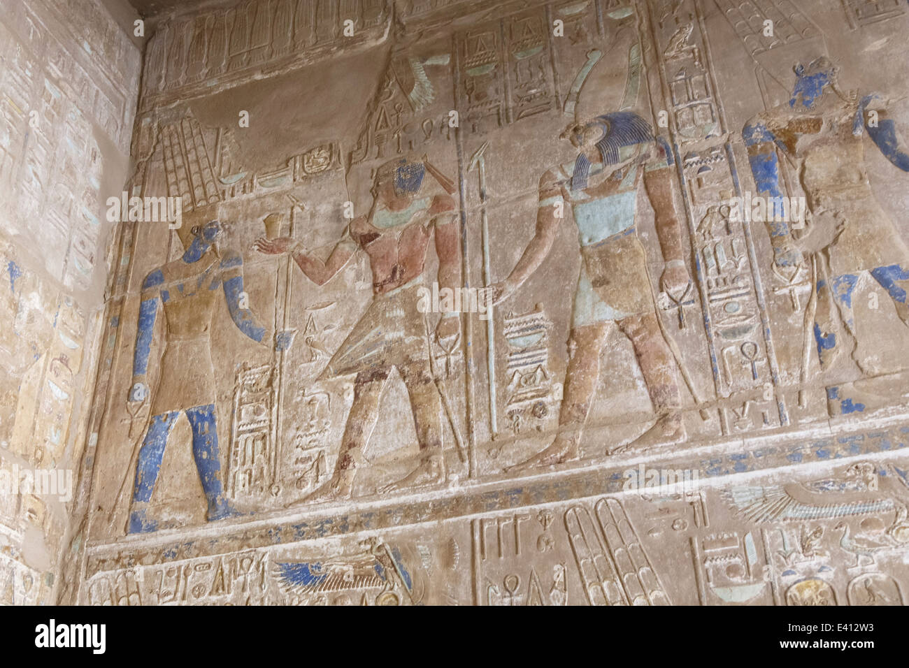 Egitto Luxor, a parete con geroglifici al tempio di Karnak Foto Stock