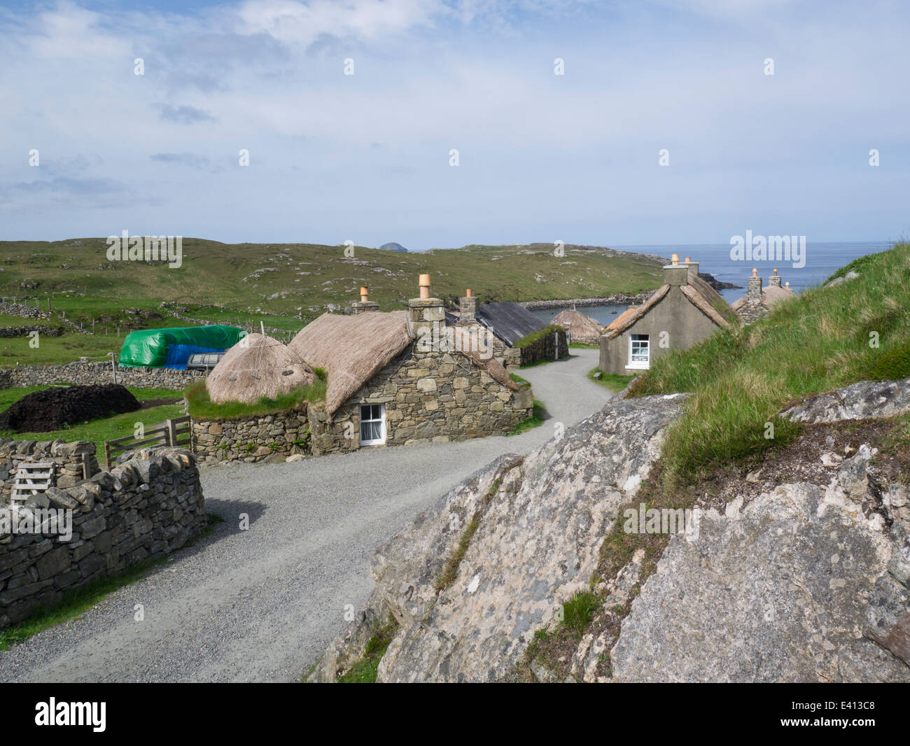 Garenin Na Gearrannan è un villaggio crofting del restaurato blackhouses isola di Lewis Ebridi Esterne Foto Stock