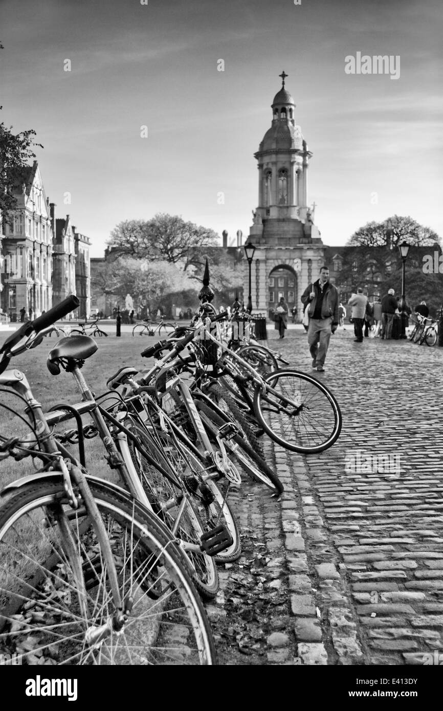 Le biciclette parcheggiate presso il Trinity College di Dublino Irlanda Foto Stock