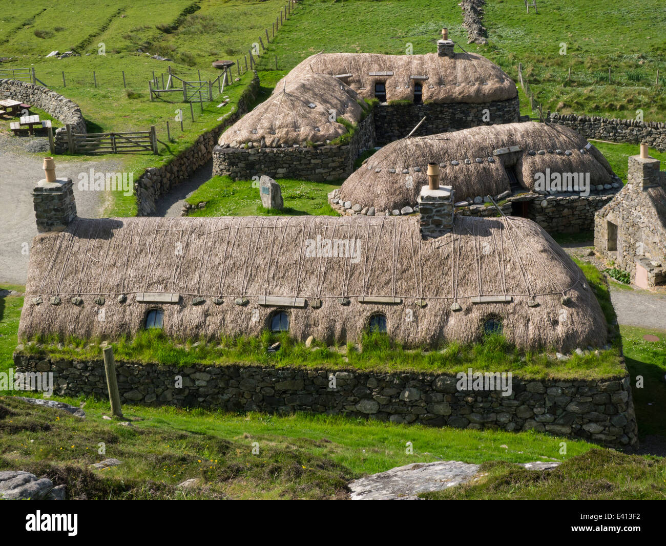Garenin Na Gearrannan è un villaggio crofting del restaurato blackhouses isola di Lewis Foto Stock