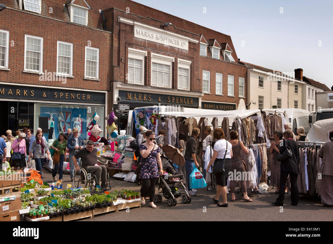 Regno Unito Inghilterra, Suffolk, Bury St Edmunds, Buttermarket, Marks & Spencer shop, vecchia segnaletica Foto Stock