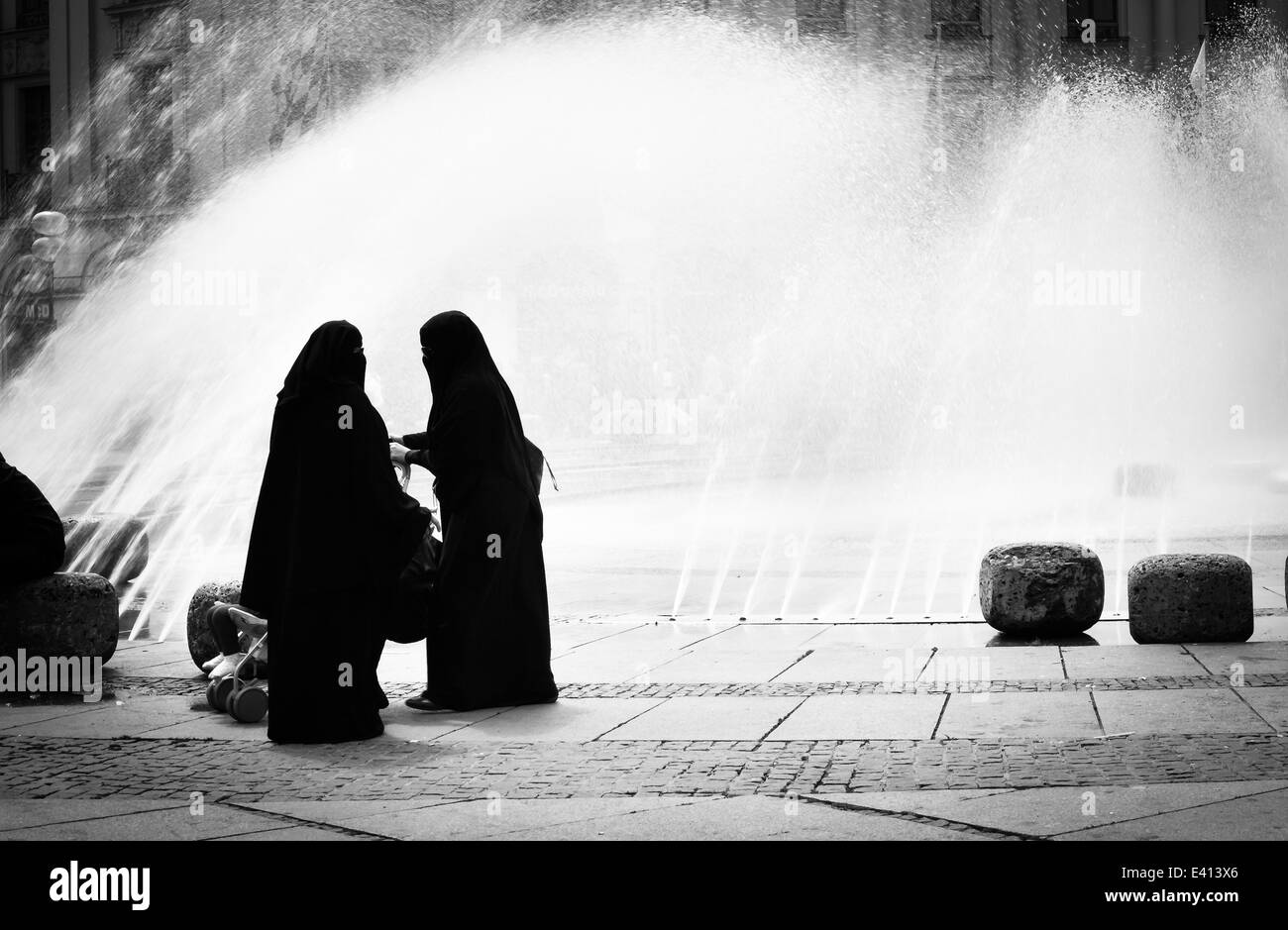 In Germania, in Baviera, Monaco di Baviera, due velata Arabian donne davanti alla fontana a Stachus Foto Stock