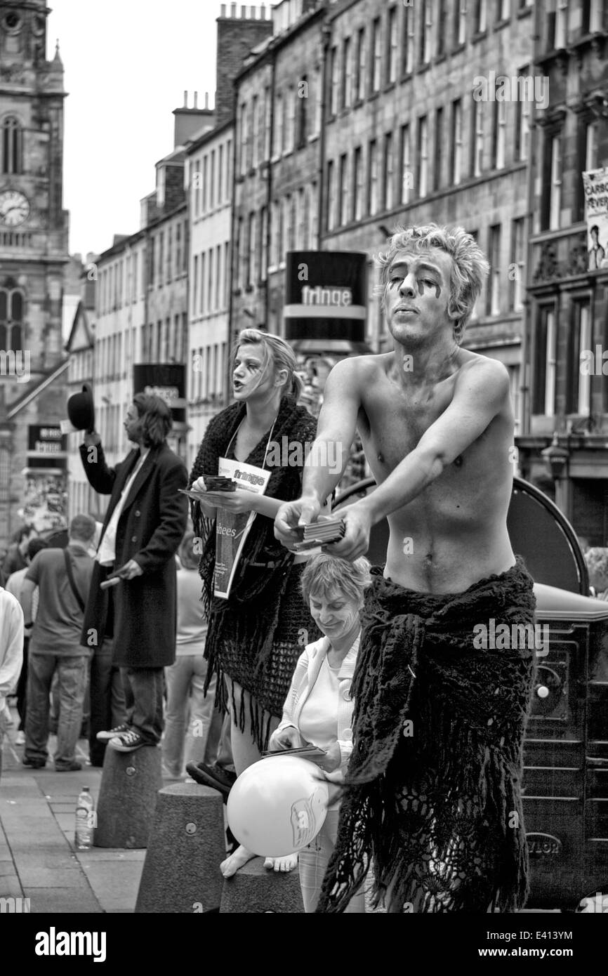 Street performer intrattenere il pubblico in Royal Mile al Festival di Edimburgo Edinburgh Scotland Regno Unito Foto Stock