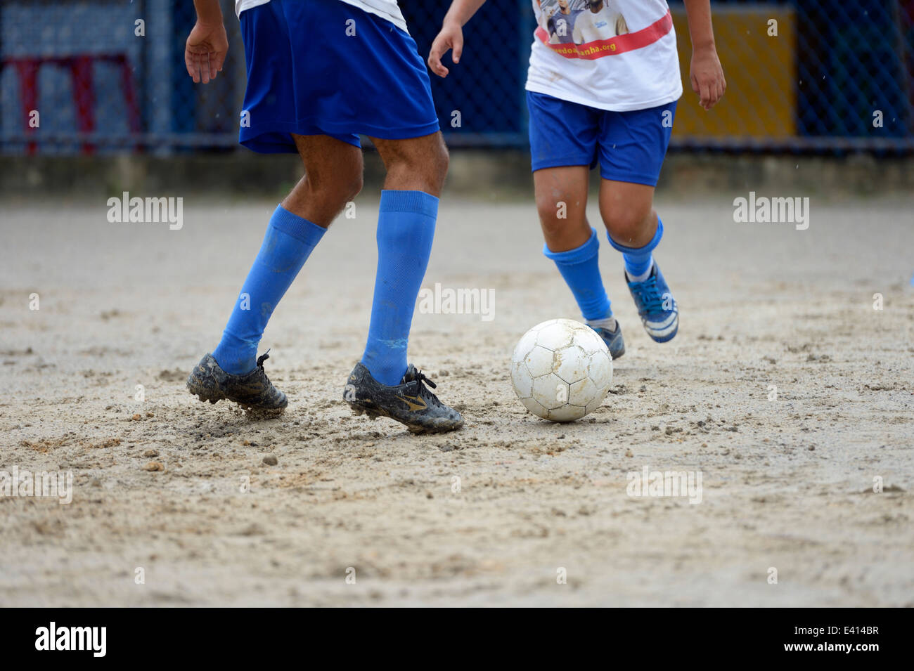 Il Brasile, Rio de Janeiro, Niteroi, Sao Gonzalo, fratello e sorella di giocare a calcio, vista parziale Foto Stock