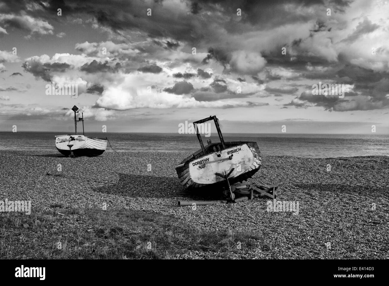Barche di pescatori sulla spiaggia, Aldeburgh, Suffolk, Regno Unito Foto Stock