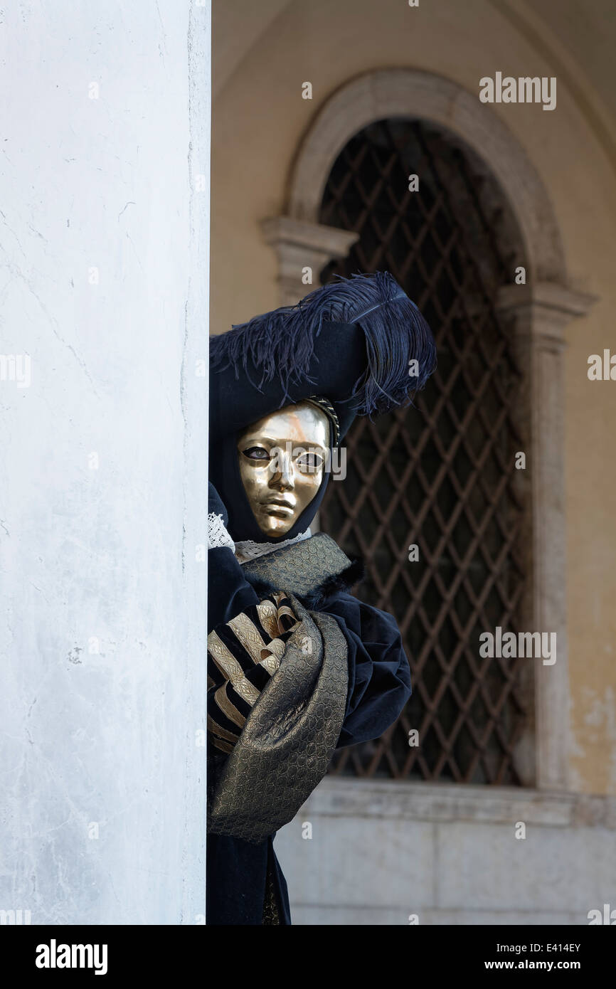 L'Italia, Venezia, uomo indossa-fancy dress costume di carnevale Foto Stock