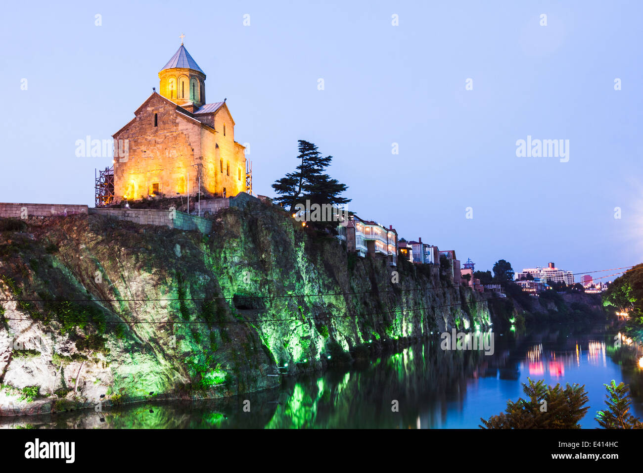 Chiesa di Metekhi e Avlabari trimestre illuminati al crepuscolo, Tbilisi, Georgia Foto Stock