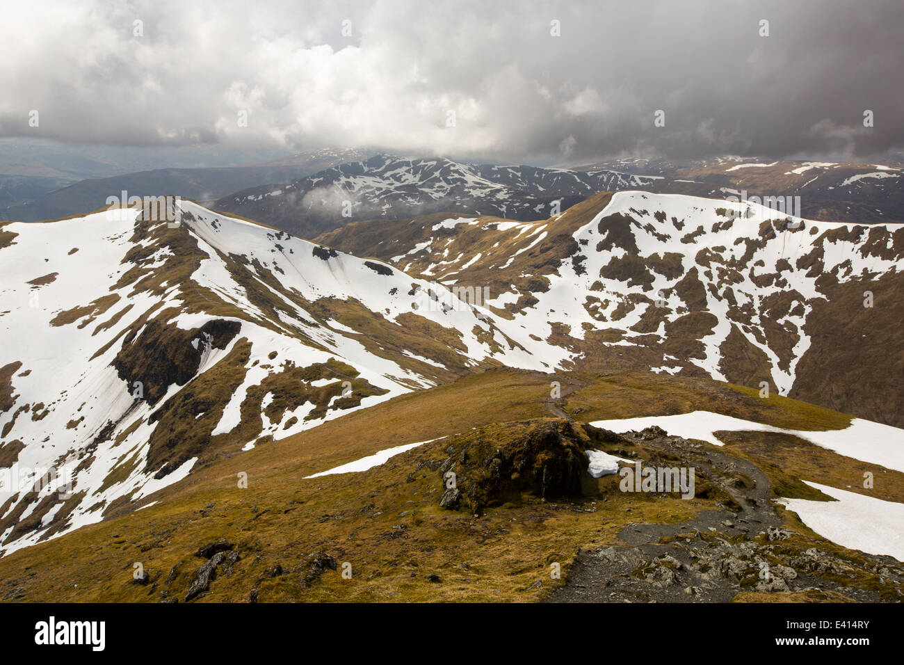 Guardando verso Beinn Ghlas, Meall Corranaich e Meall nan Tarmachan, Munro è sul lato di Ben Lawers sopra Loch Tay Foto Stock