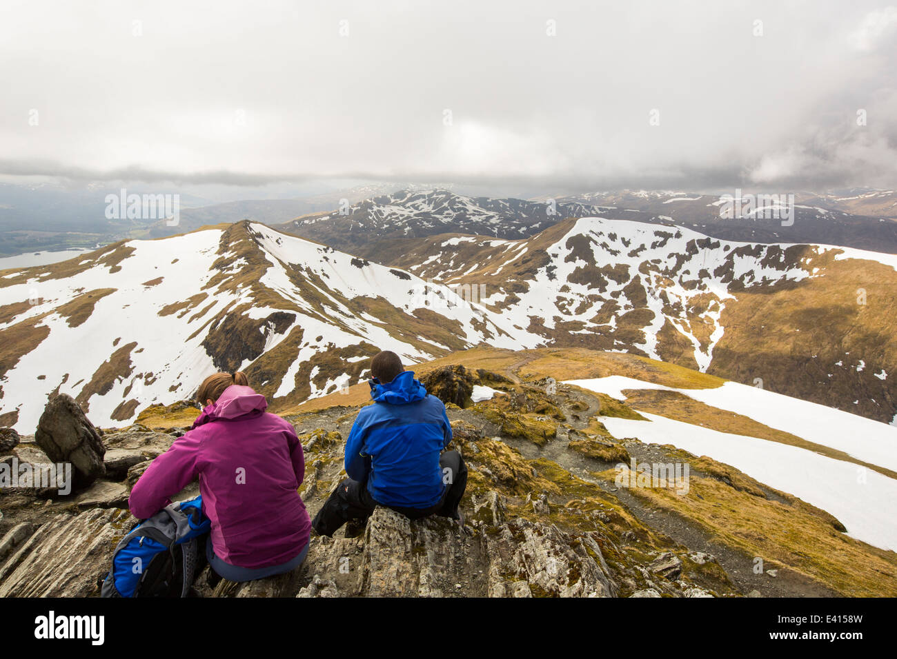 Guardando verso Beinn Ghlas, Meall Corranaich e Meall nan Tarmachana, Munro è sul lato di Ben Lawers sopra Loch Tay Foto Stock