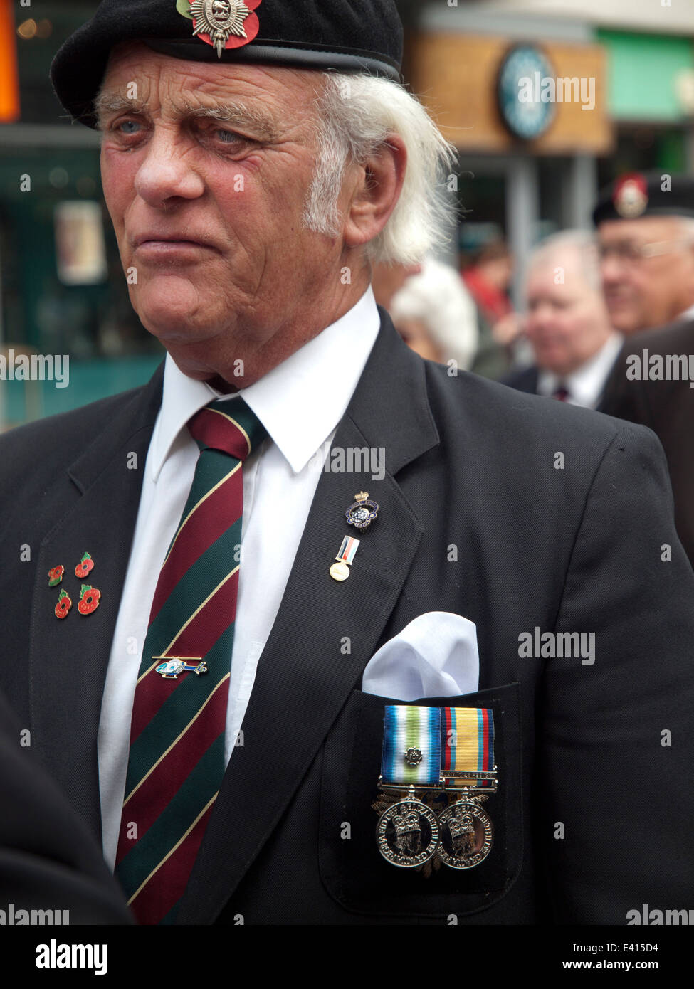 Veterani in una sfilata in Brighton per le forze armate di giorno Foto Stock