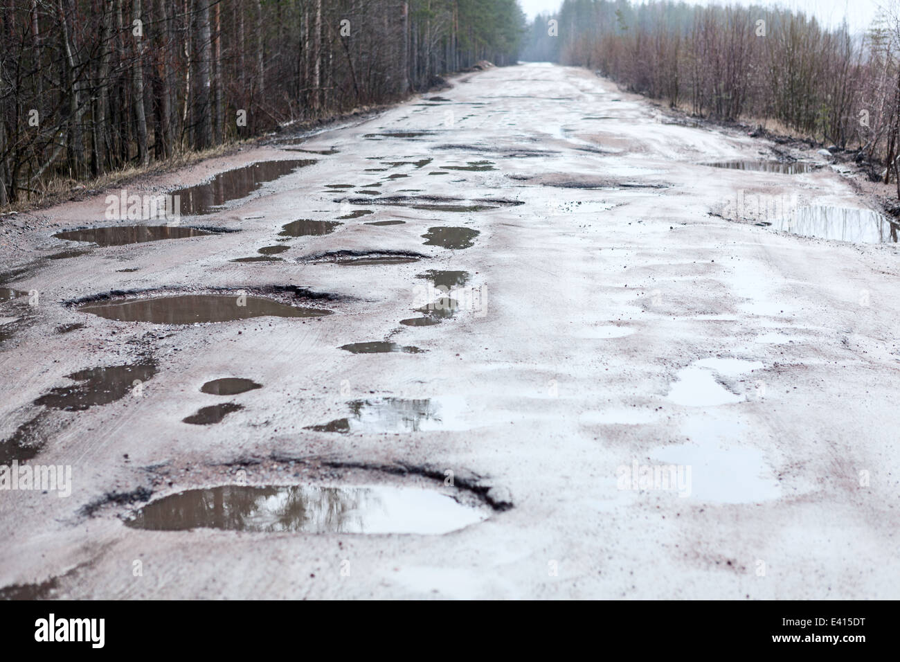 Fori e pozzanghere sulla cattiva strada rotto, Russia Foto Stock