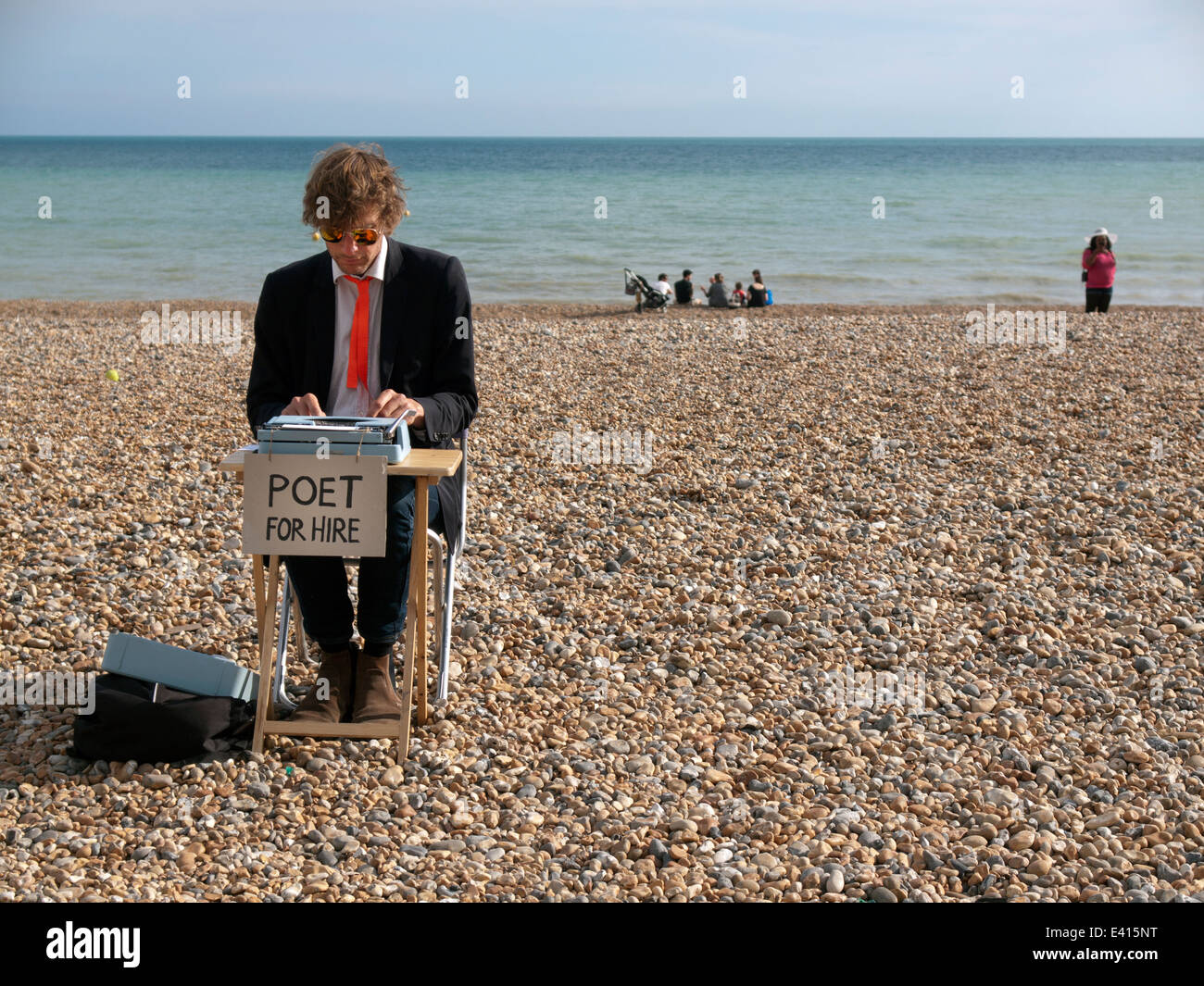 Un poeta al lavoro sulla spiaggia di Brighton Foto Stock