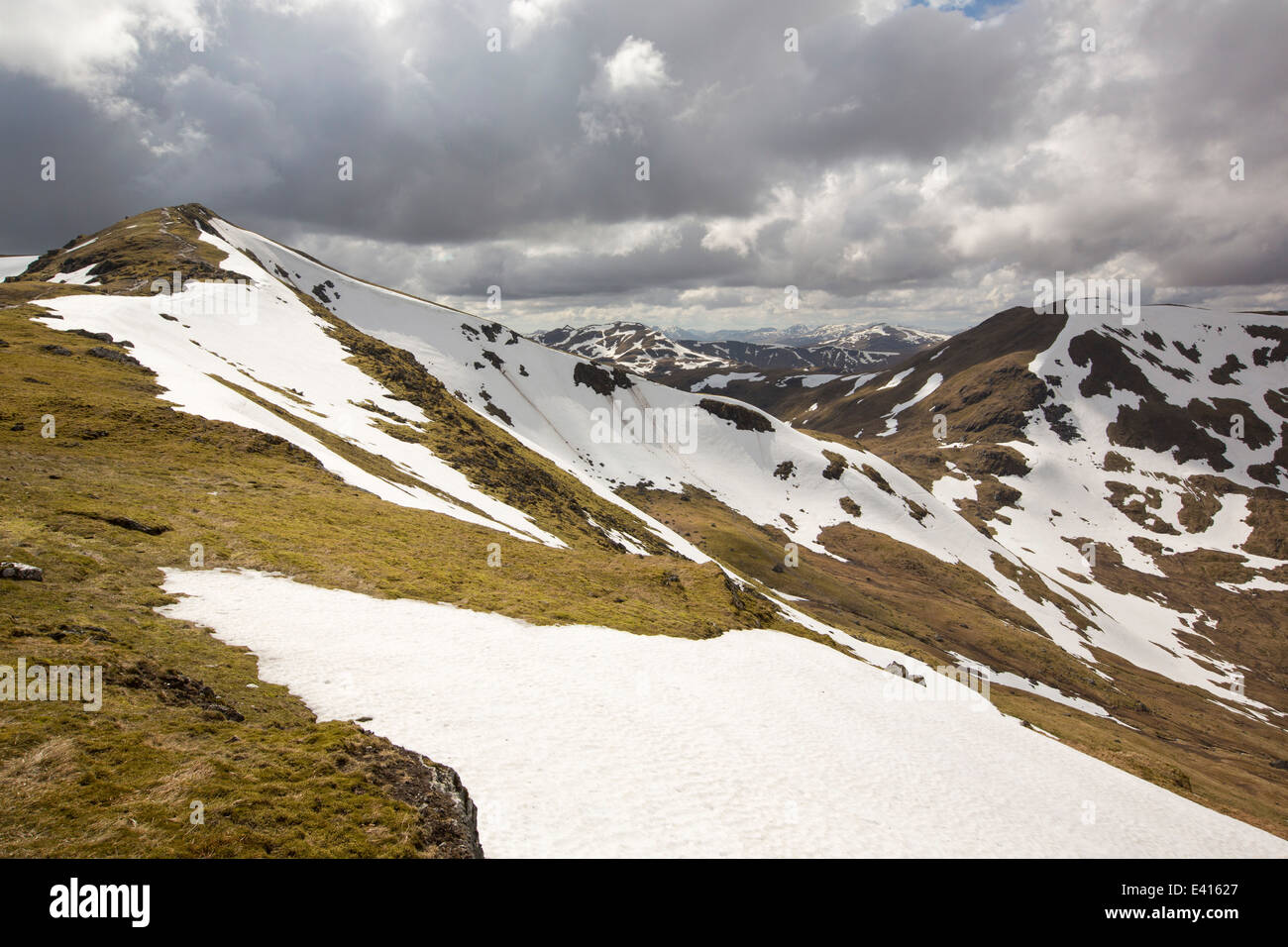 Guardando verso Beinn Ghlas, Meall Corranaich e Meall nan Tarmachana, Munro da Ben Lawers sopra Loch Tay Foto Stock