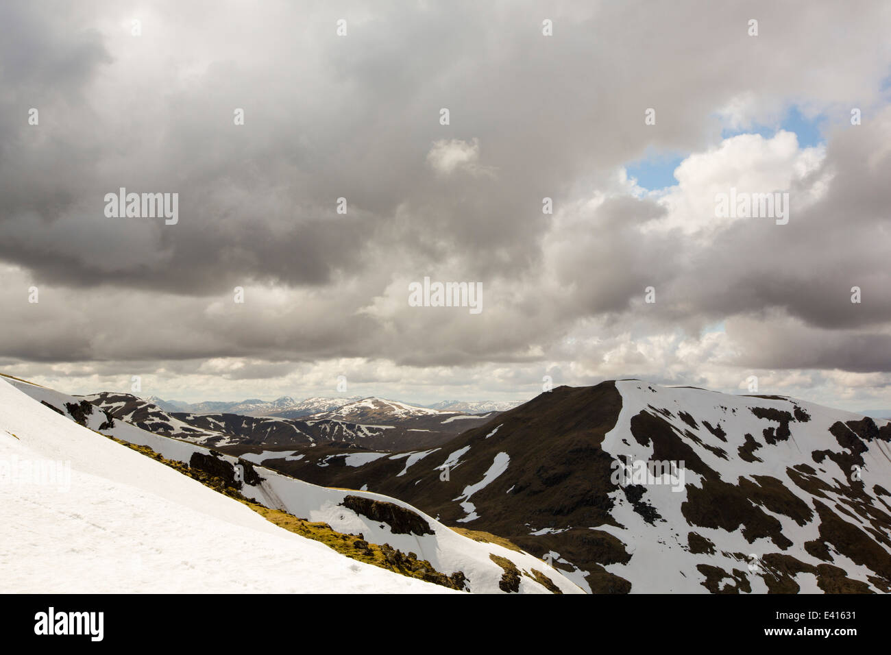 Guardando verso Beinn Ghlas e Meall Corranaich Munro da Ben Lawers sopra Loch Tay nelle Highlands scozzesi, UK. Foto Stock