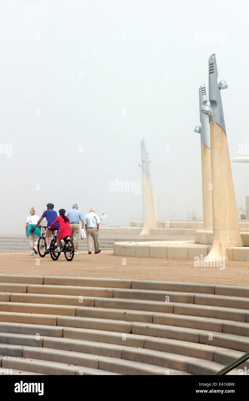 I camminatori e ciclisti di Cleveleys Prom nella nebbia di mare durante il periodo estivo Foto Stock
