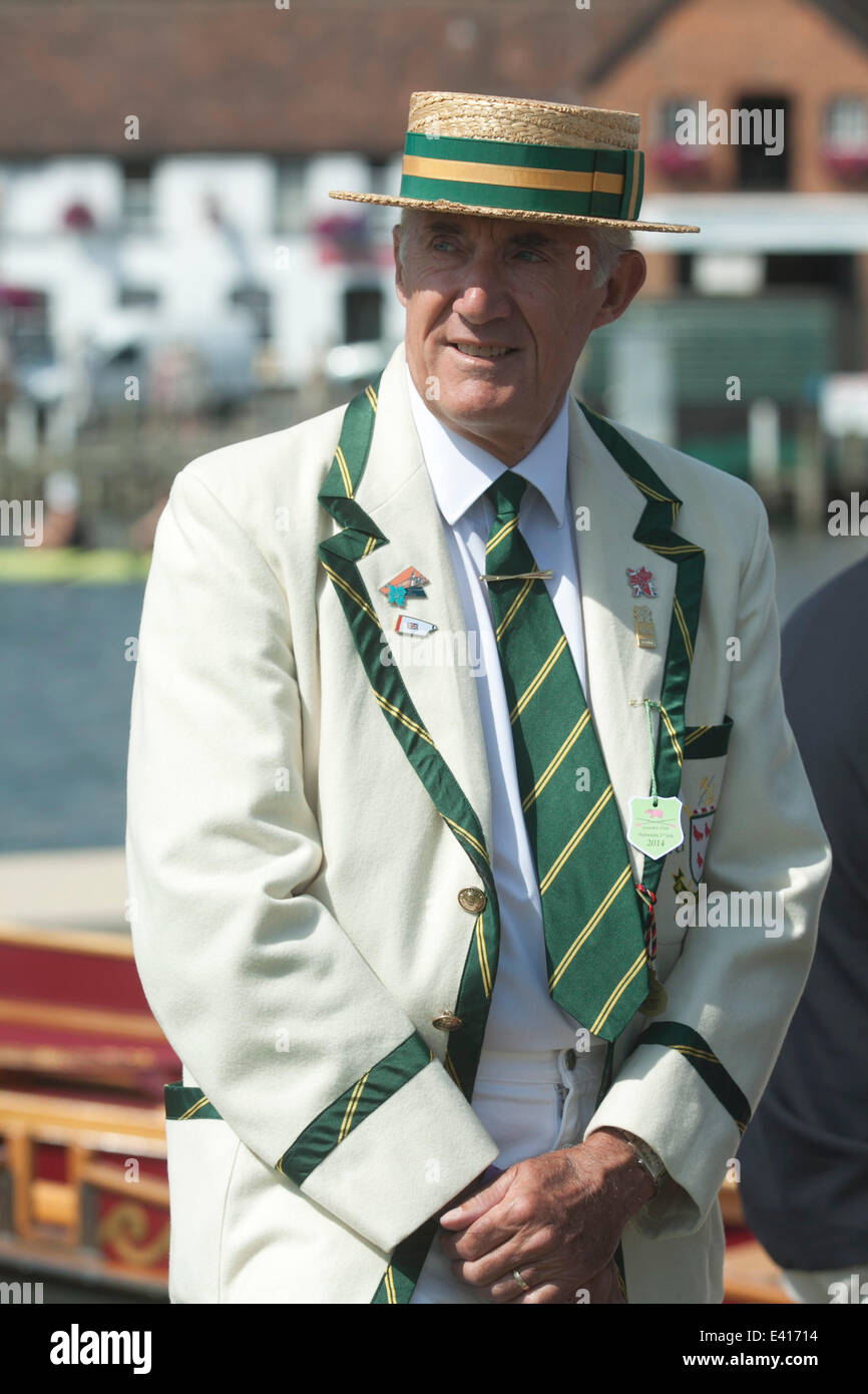 Henley on Thames, Berkshire, Regno Unito. Il 2 luglio 2014. Un uomo con un blazer il Giorno uno del Royal Henley Regatta celebra il suo 175mo anniversario Credito: amer ghazzal/Alamy Live News Foto Stock