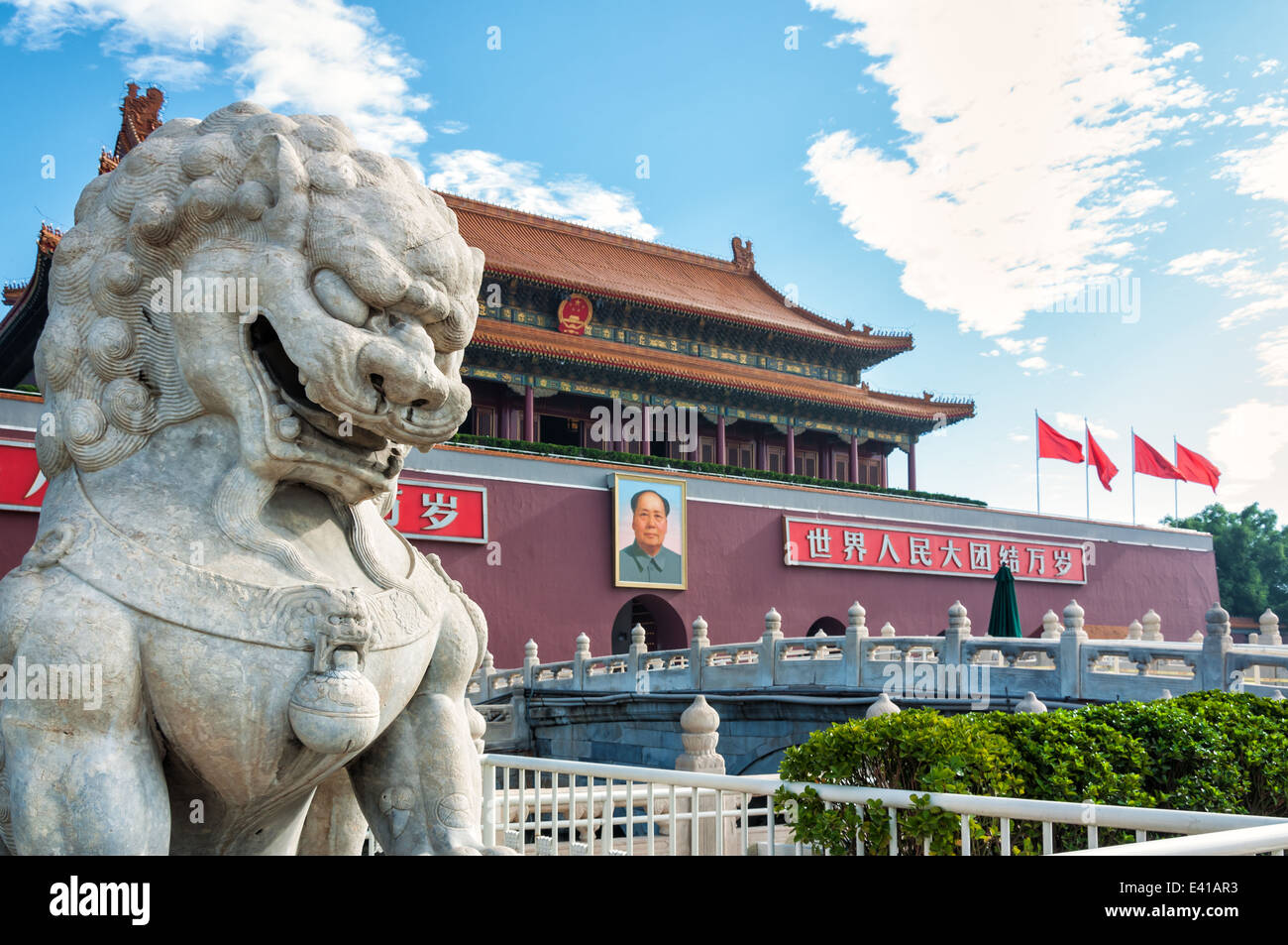 Un leone di pietra si erge al di fuori della Città Proibita di Pechino, Cina. Foto Stock