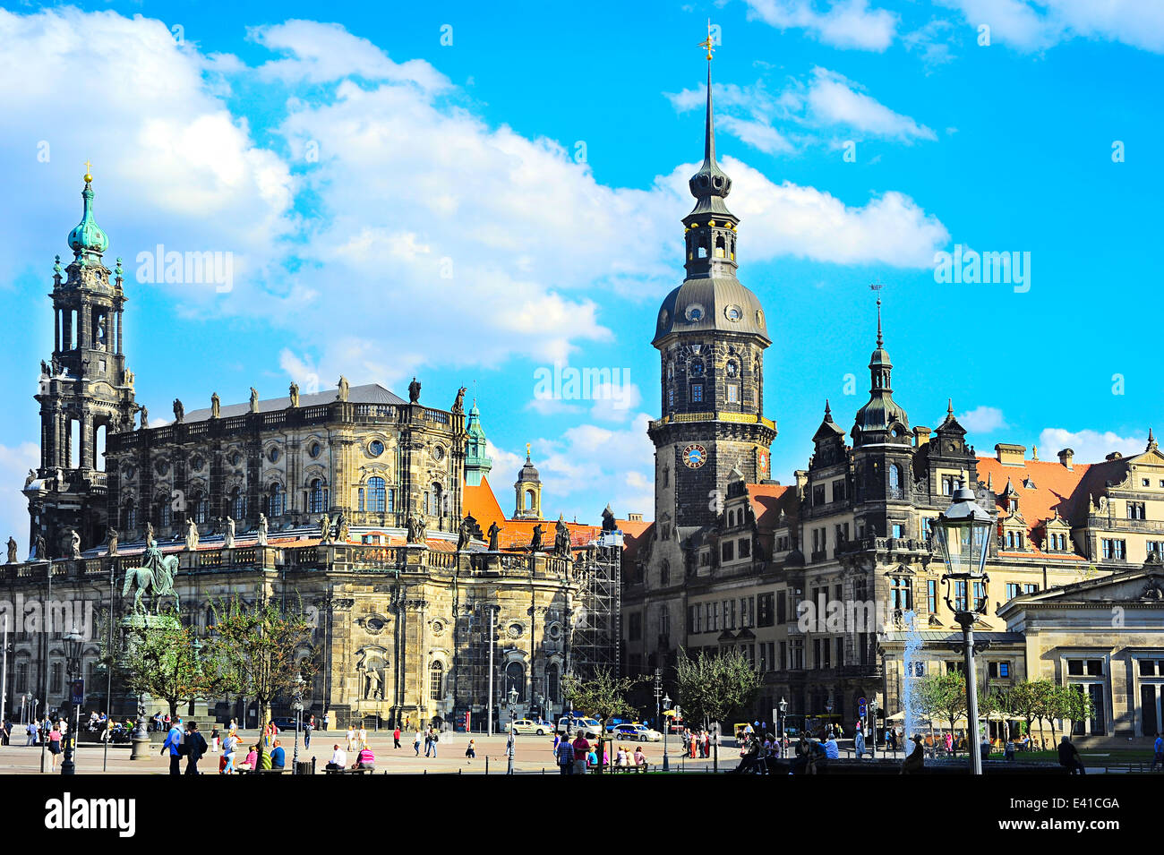 Un monumento di Re Giovanni di Sassonia, della Chiesa Cattolica e il castello di Dresda a Dresda, Germania Foto Stock