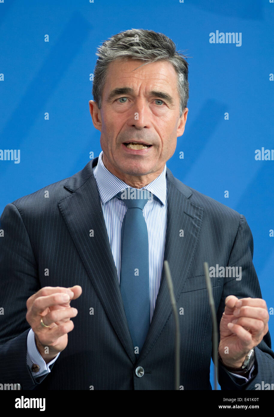 Berlino, Germania. 02Luglio, 2014. Segretario generale della Nato Anders Fogh Rasmussen parla durante una conferenza stampa congiunta con il Cancelliere Merkel in cancelleria a Berlino, Germania, 02 luglio 2014. Prima, hanno discusso il nuovo piano di azione in Ucraina il conflitto. Foto: Soeren Stache/dpa/Alamy Live News Foto Stock