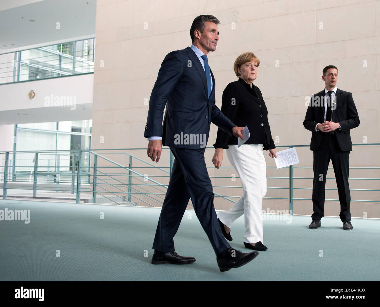 Berlino, Germania. 02Luglio, 2014. Il cancelliere tedesco Angela Merkel (CDU) e segretario generale della Nato Anders Fogh Rasmussen arrivano a una conferenza stampa congiunta in cancelleria a Berlino, Germania, 02 luglio 2014. Prima, hanno discusso il nuovo piano di azione in Ucraina il conflitto. Foto: Soeren Stache/dpa/Alamy Live News Foto Stock