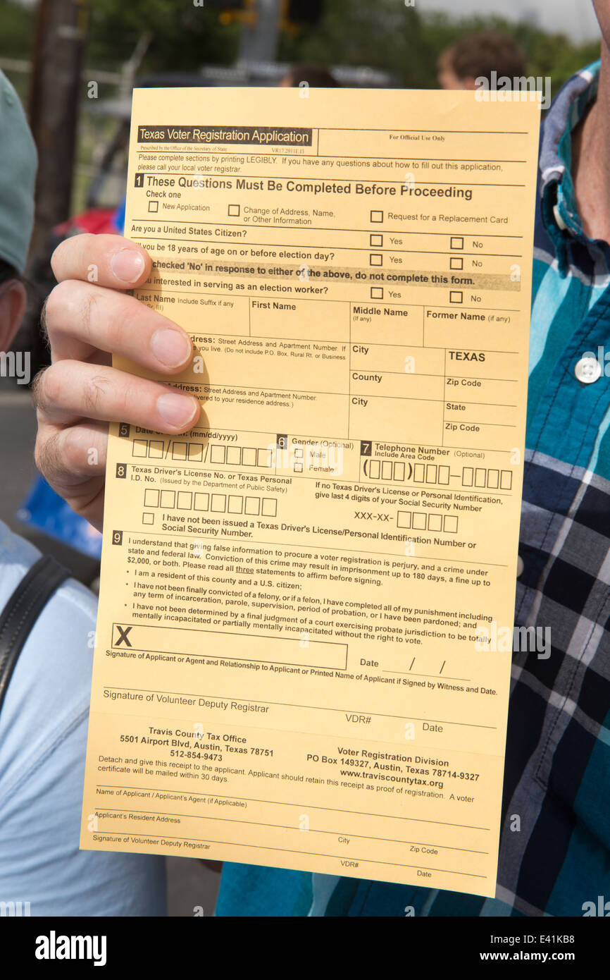 L uomo può contenere fino a Texas elettore scheda di registrazione durante una parata Juneteenth celebrazione di Austin in Texas Foto Stock