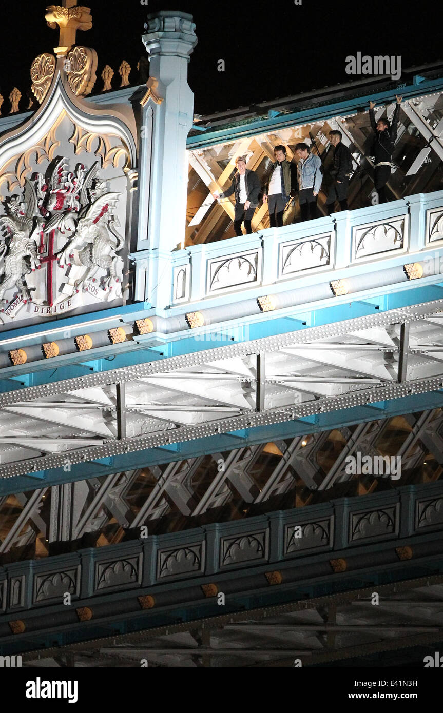 Una direzione girare un video nuovo sulla parte superiore del Tower Bridge. I ragazzi appeso fuori al di fuori del ponte come un elicottero ripreso dall'aria. Dotato di: Harry Styles,Zayn Malik,Louis Tomlinson,Niall Horan,Liam Payne dove: Londra, Regno Unito quando: 21 Foto Stock