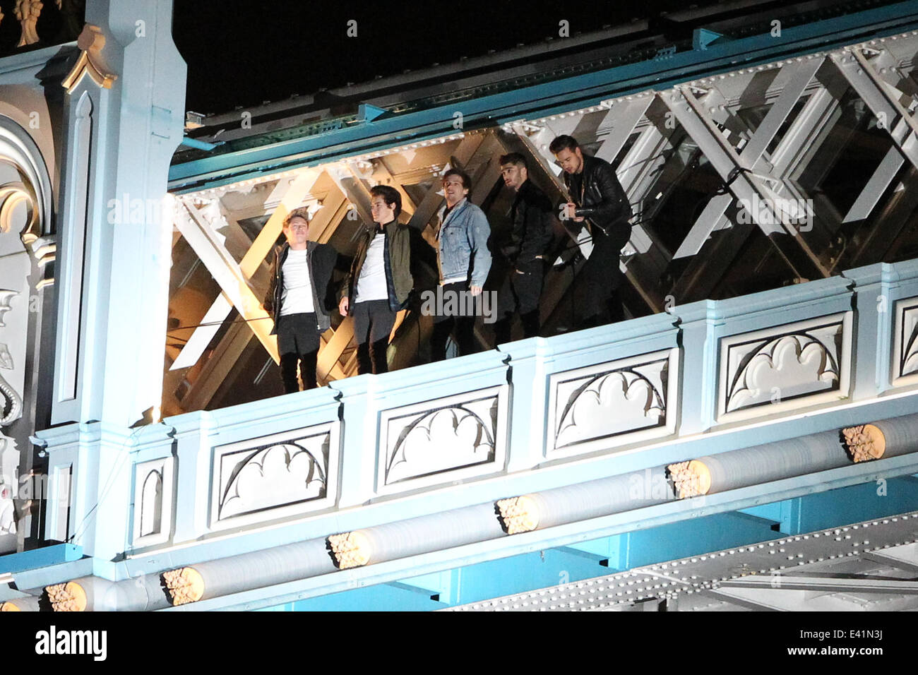 Una direzione girare un video nuovo sulla parte superiore del Tower Bridge. I ragazzi appeso fuori al di fuori del ponte come un elicottero ripreso dall'aria. Dotato di: Harry Styles,Zayn Malik,Louis Tomlinson,Niall Horan,Liam Payne dove: Londra, Regno Unito quando: 21 Foto Stock