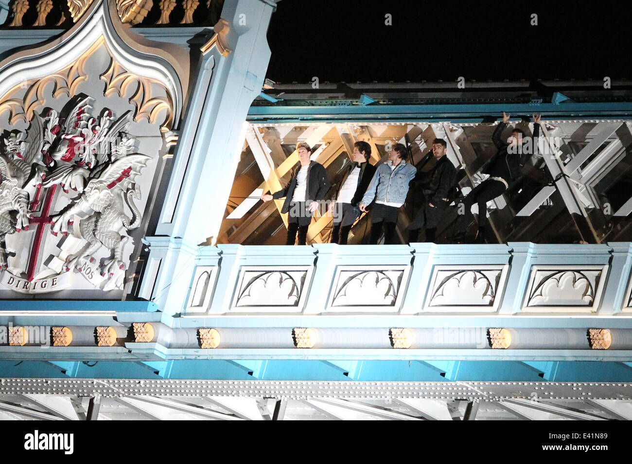 Una direzione girare un video nuovo sulla parte superiore del Tower Bridge. I ragazzi appeso fuori al di fuori del ponte come un elicottero ripreso dall'aria. Dotato di: Harry Styles,Zayn Malik,Louis Tomlinson,Liam Payne,Niall Horan dove: Londra, Regno Unito quando: 21 Foto Stock