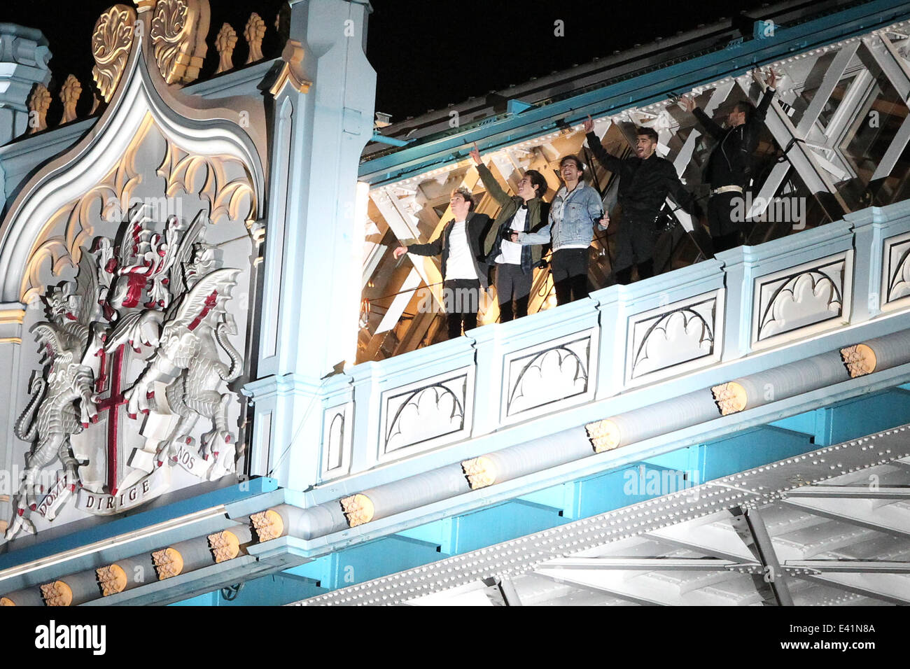 Una direzione girare un video nuovo sulla parte superiore del Tower Bridge. I ragazzi appeso fuori al di fuori del ponte come un elicottero ripreso dall'aria. Dotato di: Harry Styles,Zayn Malik,Louis Tomlinson,Liam Payne,Niall Horan dove: Londra, Regno Unito quando: 21 Foto Stock