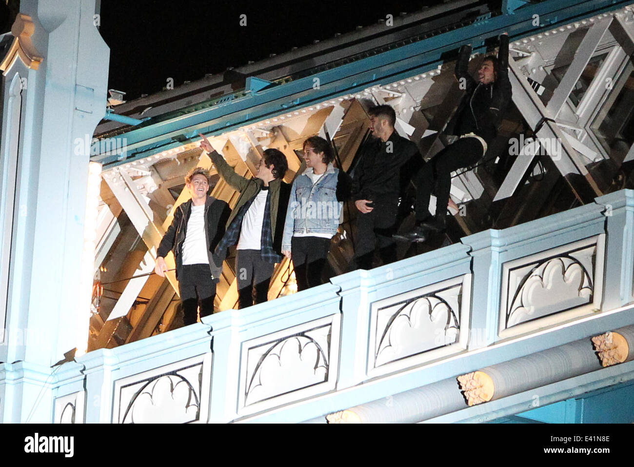 Una direzione girare un video nuovo sulla parte superiore del Tower Bridge. I ragazzi appeso fuori al di fuori del ponte come un elicottero ripreso dall'aria. Dotato di: Harry Styles,Zayn Malik,Louis Tomlinson,Liam Payne,Niall Horan dove: Londra, Regno Unito quando: 21 Foto Stock