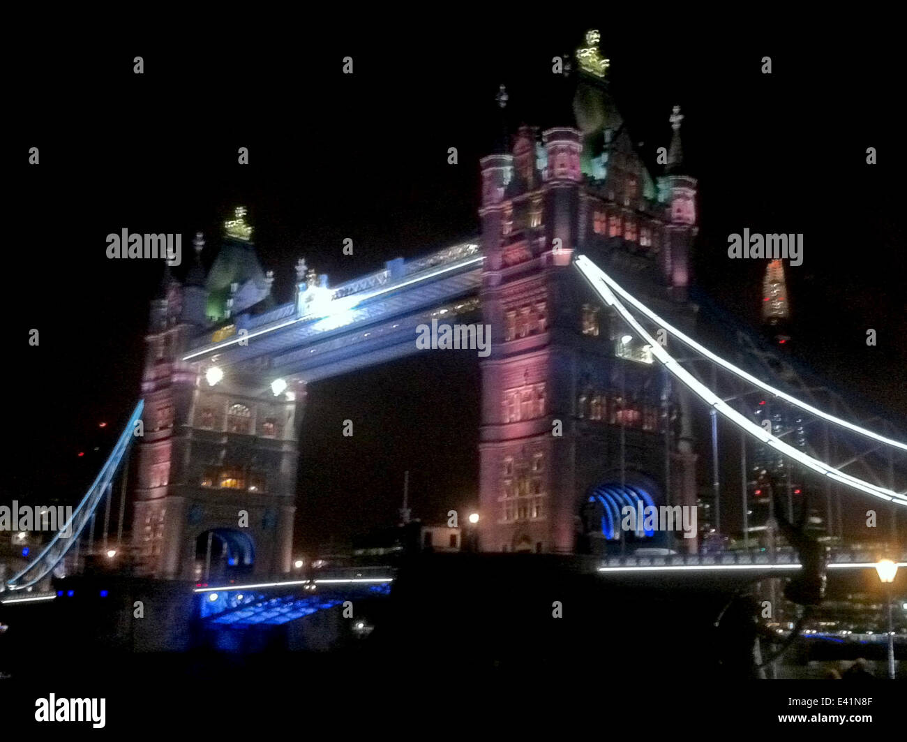 Una direzione girare un video nuovo sulla parte superiore del Tower Bridge. I ragazzi appeso fuori al di fuori del ponte come un elicottero ripreso dall'aria. Dotato di: Vista Dove: Londra, Regno Unito quando: 21 Dic 2013 Foto Stock