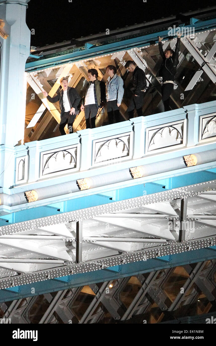 Una direzione girare un video nuovo sulla parte superiore del Tower Bridge. I ragazzi appeso fuori al di fuori del ponte come un elicottero ripreso dall'aria. Dotato di: Harry Styles,Zayn Malik,Louis Tomlinson,Liam Payne,Niall Horan dove: Londra, Regno Unito quando: 21 Foto Stock