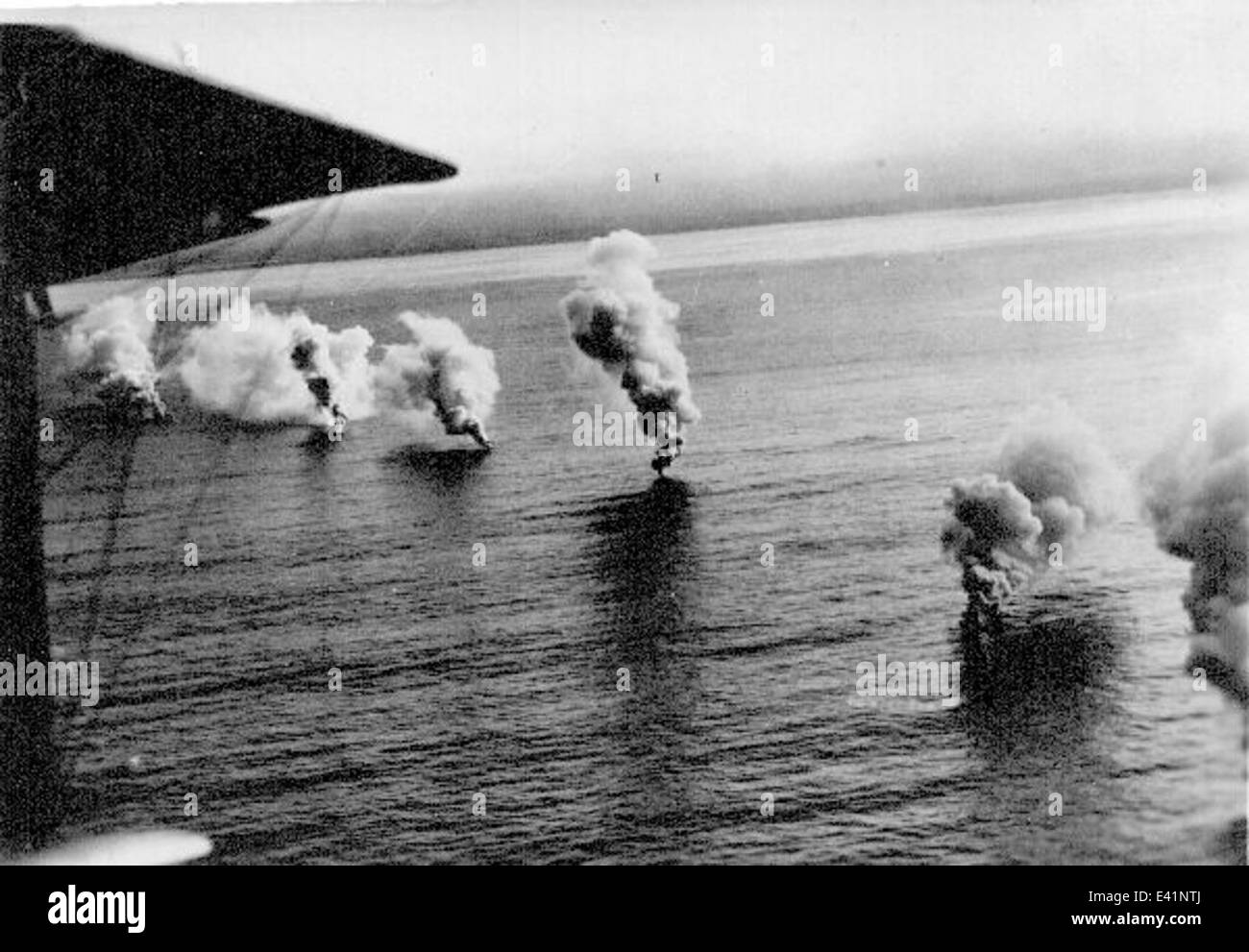 Una fotografia di un esercizio di volo del 1922, che mostra l'uso di bombe fumogene nelle operazioni di aviazione militare, evidenziando le prime tattiche aeree e i metodi di addestramento. Foto Stock
