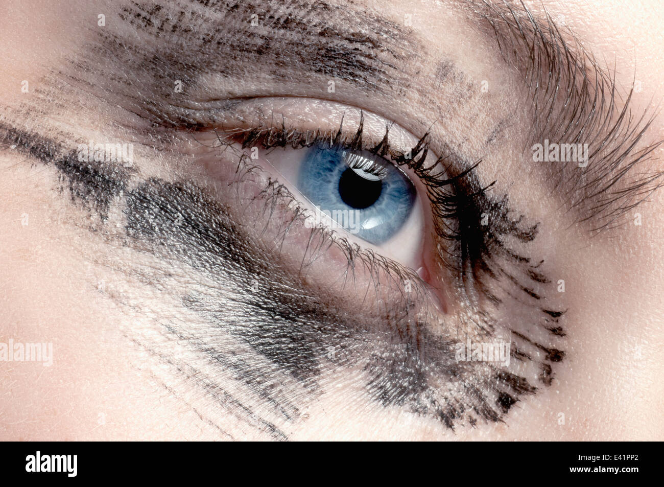 Blue eye macro creative con il make-up Foto Stock