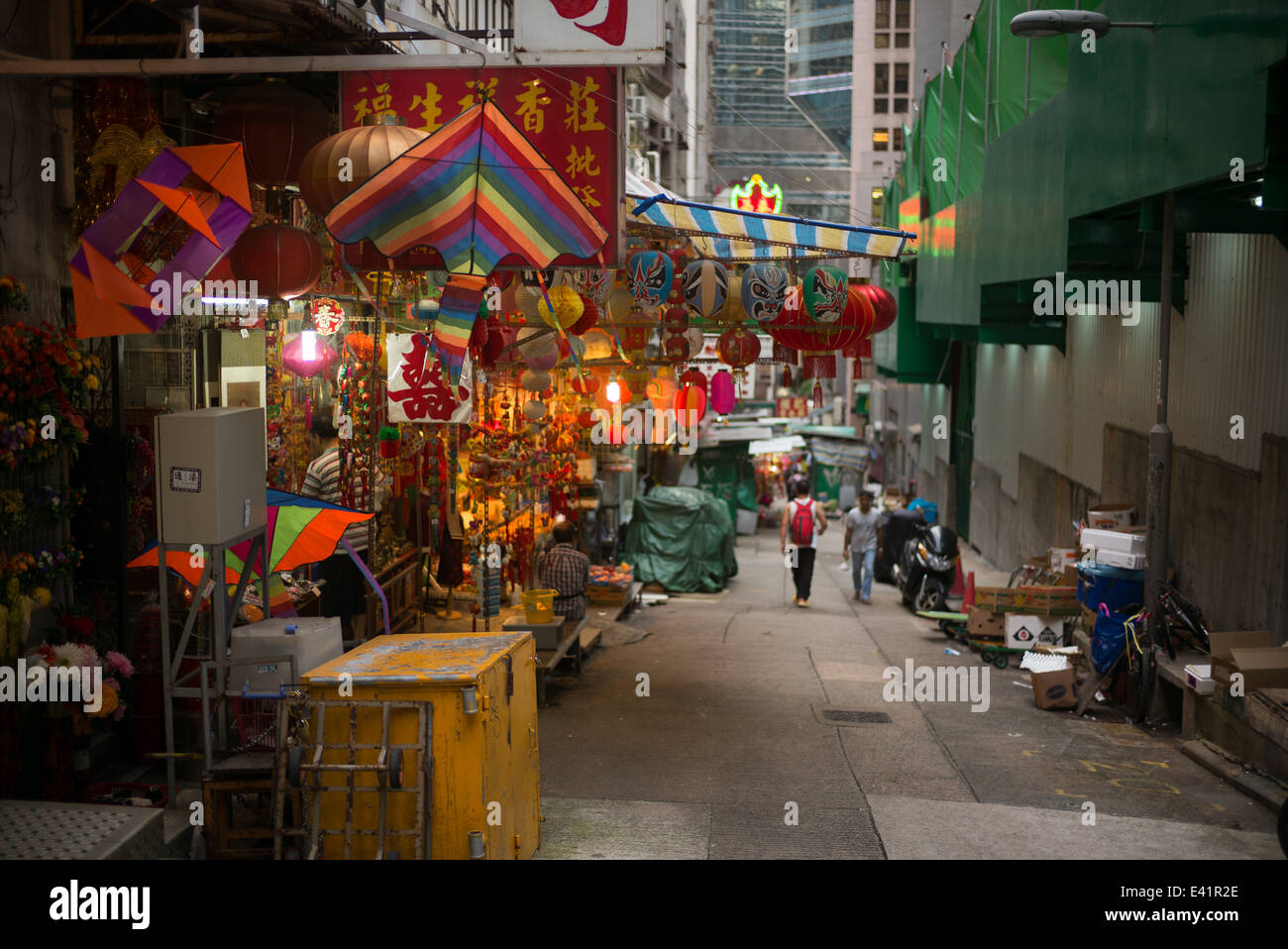 Un vicolo nel centro con i negozi locali vendono aquiloni e negozio di souvenir Foto Stock