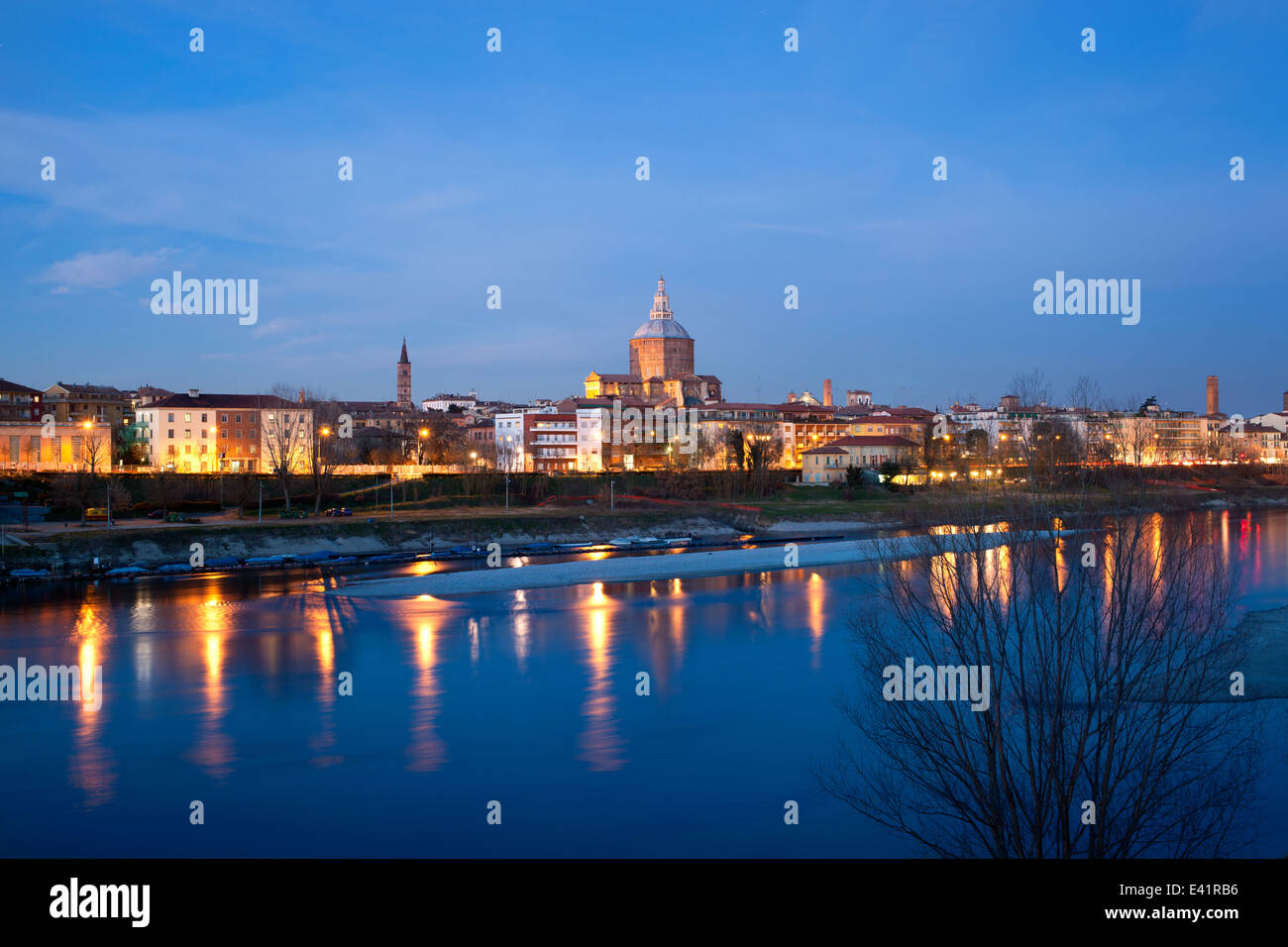 Pavia, Italia : città illuminata sul fiume Ticino Foto Stock