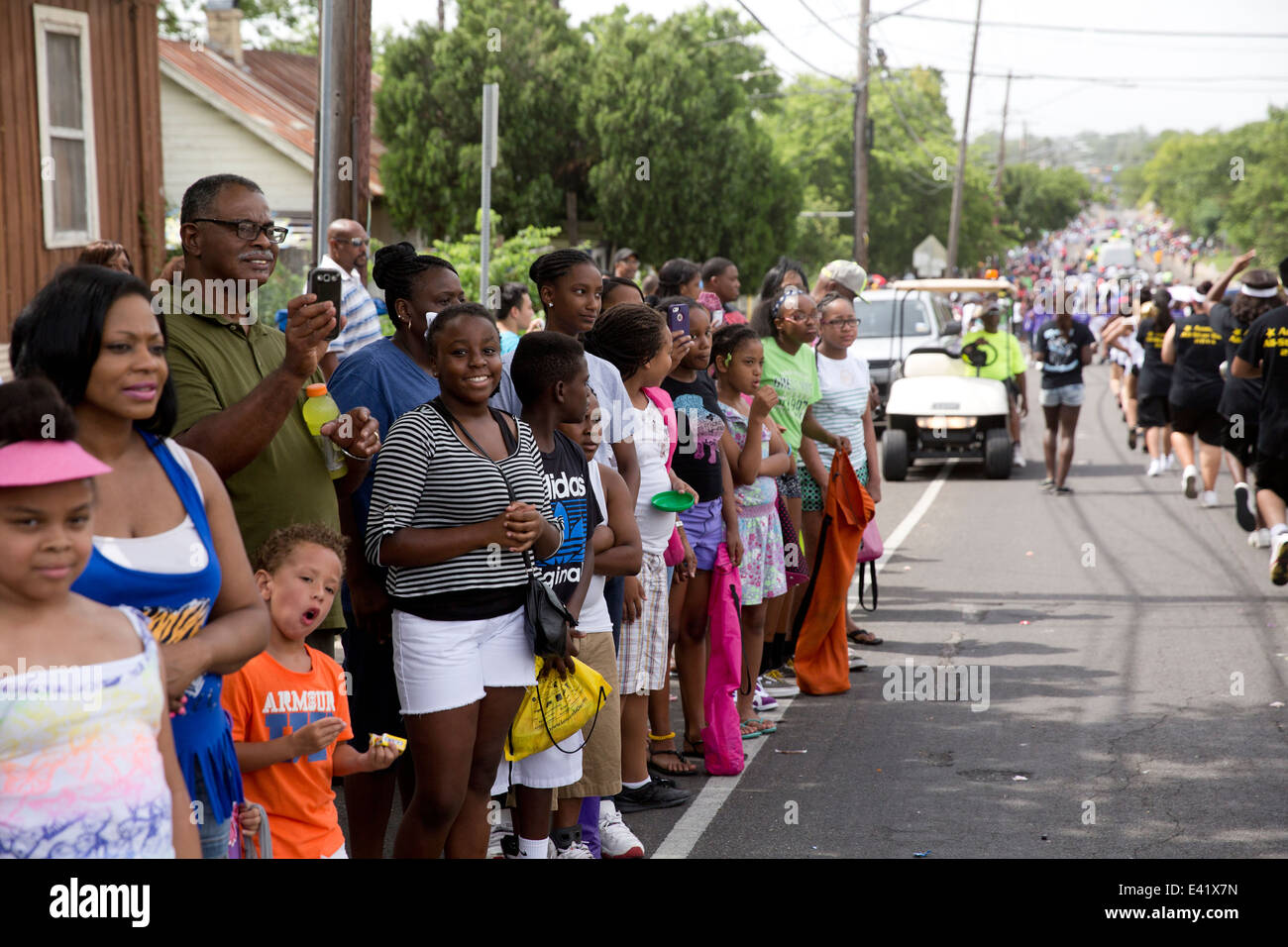 Juneteenth parade di Austin in Texas include la folla ballerini i politici e la polizia Foto Stock