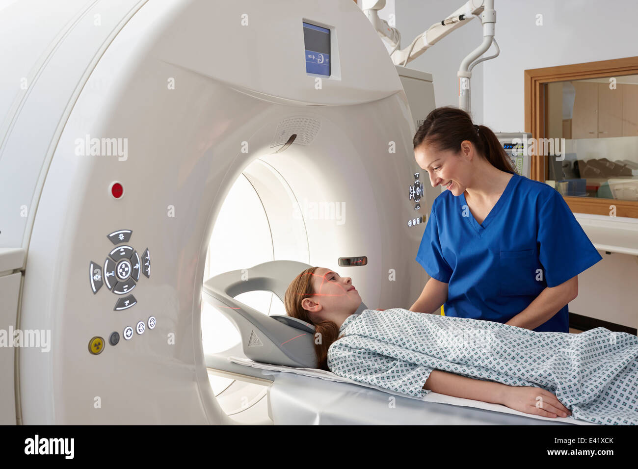 Radiologo rassicurante ragazza di andare in CT scanner Foto Stock