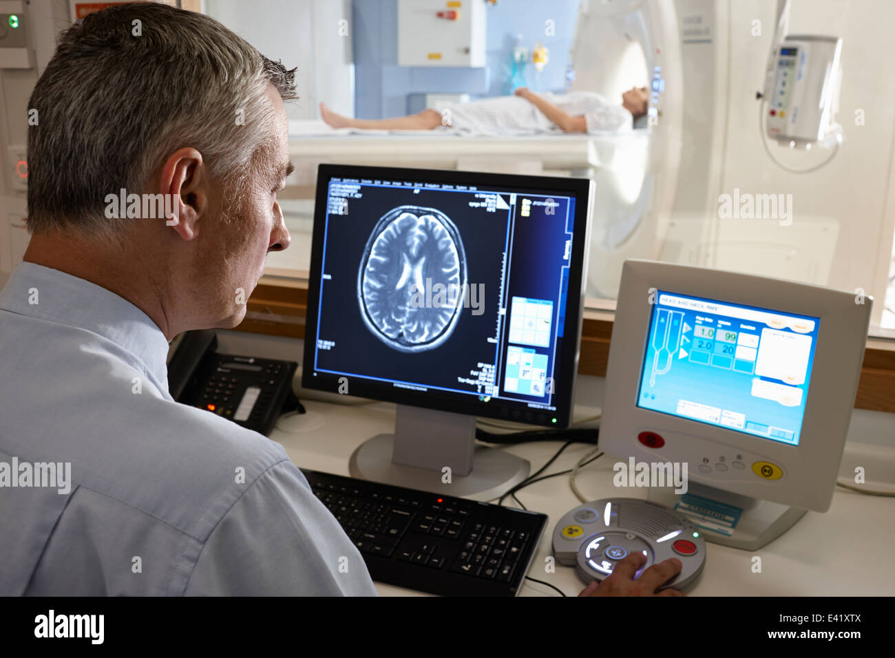Radiologo guardando il cervello analizza immagine sullo schermo del computer Foto Stock