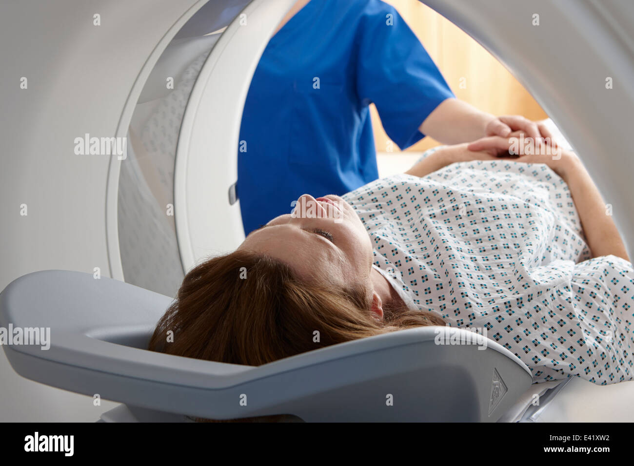 Donna in CT scanner Foto Stock