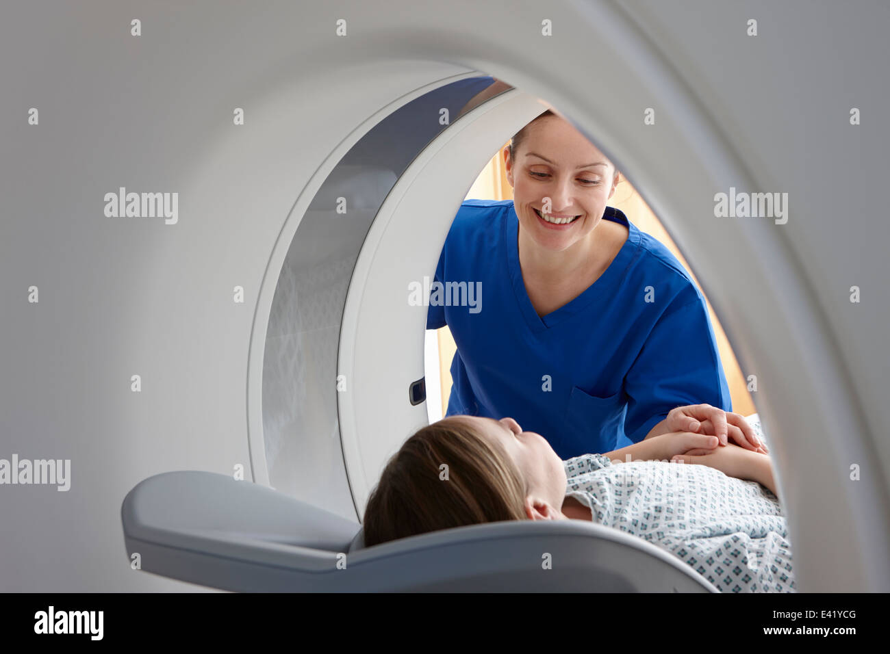 Radiologo sorridente ragazza a all'interno dello scanner TC Foto Stock