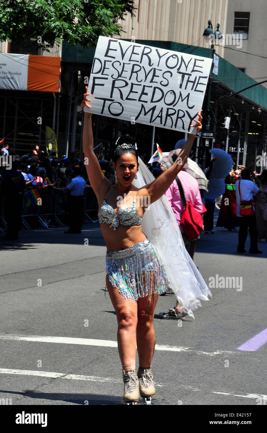 NYC: Donna su lame a rullo Holding firmano sposa matrimonio uguaglianza al 2014 Gay Pride Parade * Foto Stock