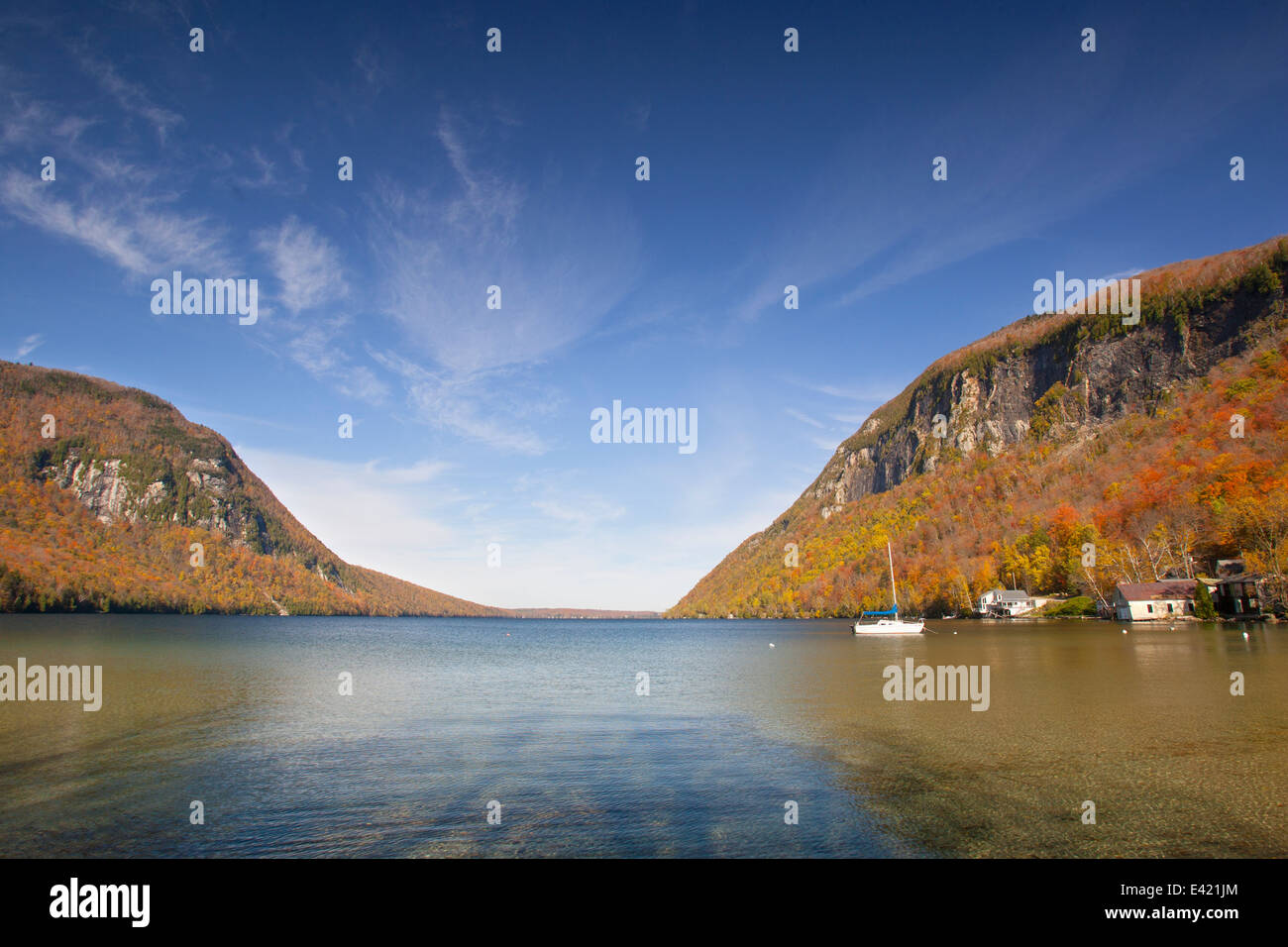 Caduta delle Foglie e calme acque del lago di Willoughby nel Vermont Foto Stock